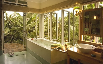 After a day's game driving or a long hike, soak in your luxurious bathtub surrounded by highland forest.